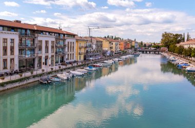 Canale di mezzo Peschiera, Lago di Garda, İtalya 'da evleri ve tekneleri olan güzel bir şehir.