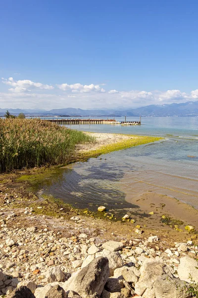 意大利Lago Garda 加尔达湖 Peschiera湖畔的湖景 — 图库照片
