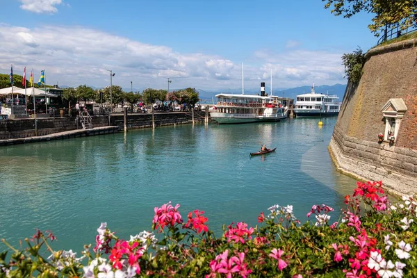 Antik Venedik duvarları ve Canale di Mezzo Peschiera 'daki feribot limanı, Lago di garda, İtalya