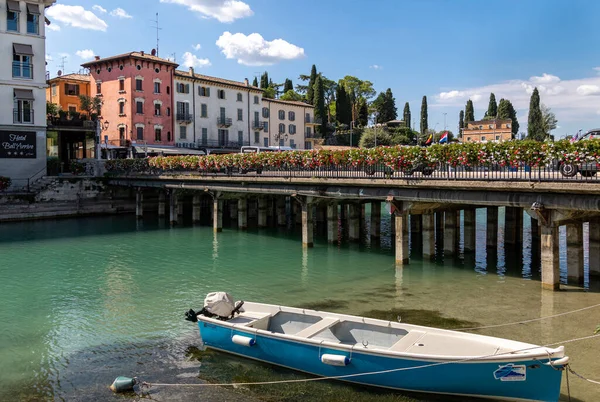 Canale di mezzo Peschiera, Lago di Garda, İtalya 'da evleri ve tekneleri olan güzel bir şehir.