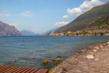 Göl kenarından ünlü Akdeniz kasabası Malcesine, Lago di Garda (Garda Gölü), İtalya 'ya