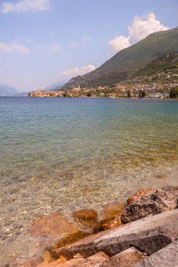 Göl kenarından ünlü Akdeniz kasabası Malcesine, Lago di Garda (Garda Gölü), İtalya 'ya