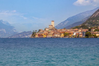 Göl kenarından ünlü Akdeniz kasabası Malcesine, Lago di Garda (Garda Gölü), İtalya 'ya