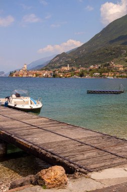 Göl kenarından ünlü Akdeniz kasabası Malcesine, Lago di Garda (Garda Gölü), İtalya 'ya