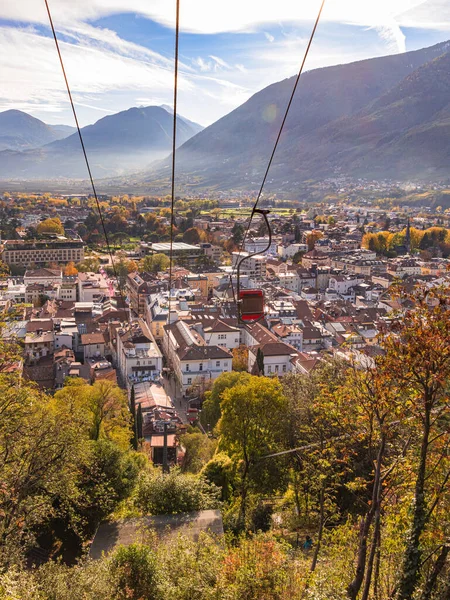 Merano, Güney Tyrol, İtalya 'nın ünlü yürüyüş parkurundan Tappeinerweg' e bakın.
