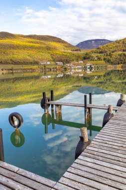 Kaltern, Güney Tyrol, İtalya - 14 Kasım 2022 Sonbaharda Caldaro Gölü 'ne iniş sahnesi 