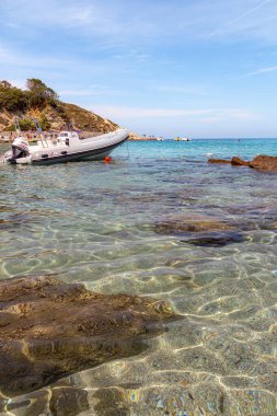 Sant Andrea, Elba Adası, İtalya - 06 Haziran 2022 Beyaz kumlu sahilde sudaki sürat teknesi Sant Andrea, Elba Adası, İtalya 'da şnorkelle yüzmek ve rahatlamak için mükemmel