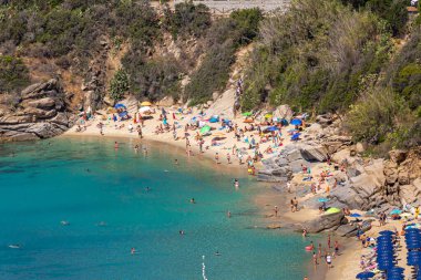 Cavoli, Elba Adası, Livorno İtalya ili - 11 Haziran 2022 Küçük Cavoli köyünün kumlu kumlu kumlu plajı
