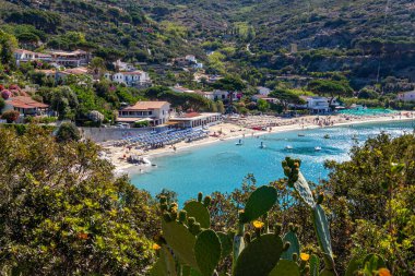 Cavoli, Elba Adası, Livorno İtalya ili - 11 Haziran 2022 Küçük Cavoli köyünün kumlu kumlu kumlu plajı