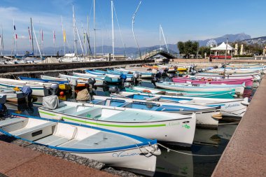 Bardolino, Garda Gölü, İtalya - 29 Mart 2023 Bardolino limanında renkli balıkçı tekneleri. Yüksek kalite fotoğraf