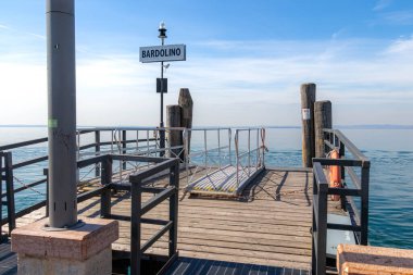 Bardolino, Garda Gölü, İtalya - 29 Mart 2023 Feribot Limanı ve Bardolino Limanı. 