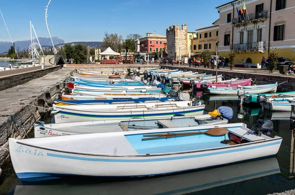 Bardolino, Garda Gölü, İtalya - 29 Mart 2023 Bardolino limanında renkli balıkçı tekneleri. Yüksek kalite fotoğraf