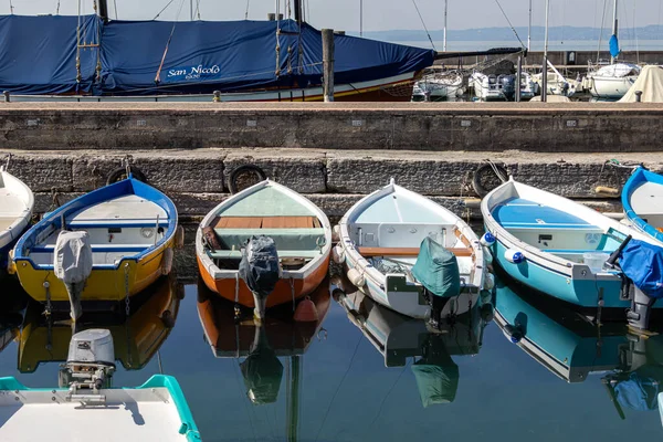 Bardolino Garda Olaszország 2023 Március Színes Halászhajók Bardolino Kikötőjében Kiváló — Stock Fotó
