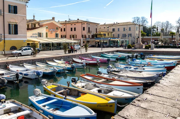 Bardolino, Garda Gölü, İtalya - 29 Mart 2023 Bardolino limanında renkli balıkçı tekneleri. Yüksek kalite fotoğraf