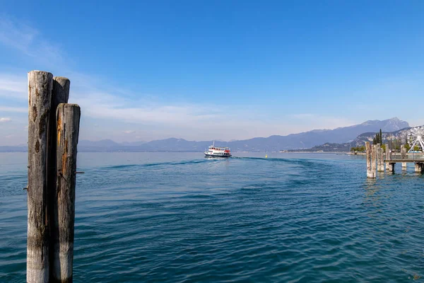 Bardolino Lago Garda Italia Marzo 2023 Ferry Salidas Desde Puerto — Foto de Stock