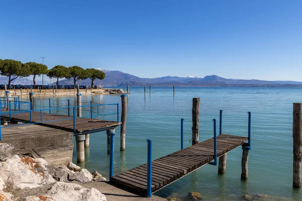 Sirmione Lago Garda Italia Marzo 2023 Muelles Cerca Del Paseo — Foto de Stock