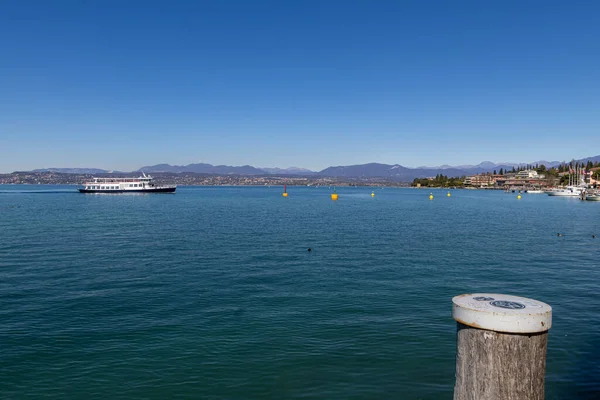 Sirmione Lago Garda Italia Marzo 2023 Ferry Llega Puerto Puerto — Foto de Stock