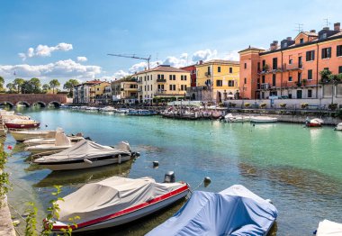 Peschiera del Garda, Verona, İtalya - 22 Eylül 2022 Peschiera, Lago del Garda Canale di mezzo 'da evleri ve tekneleri olan güzel şehir manzarası