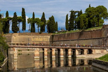 Peschiera del Garda, Verona, İtalya 22 Eylül 2022 Porta Brescia - Brescia Kapısı 16. yüzyıl kalesine ve eski merkeze açılan 4 geçitten biridir..