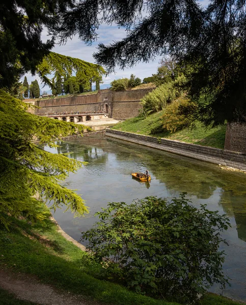 Peschiera del Garda, İtalya - 22 Eylül 2022 Porta Brescia ve göl kenarından görünen antik Venedik kale duvarları.