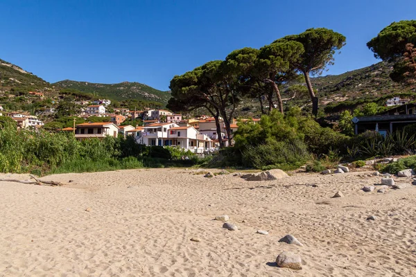 Seccheto, Elba Adası, Livorno İtalya Bölgesi - 11 Haziran 2022 Küçük Seccheto köyünün kumlu plajına bakın.