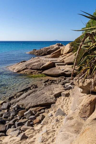 イタリアのエルバ島 セクチェトに大きな岩がある砂浜の小さなビーチ モンテクリスト島を背景に — ストック写真