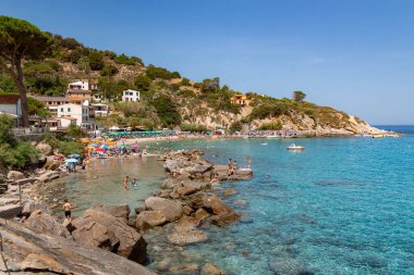 Sant Andrea, Elba Adası, İtalya - 04 Haziran 2022 Turistler Sant Andrea, Elba Adası, İtalya 'da şnorkelle yüzmek ve rahatlamak için mükemmel bir yer.. 