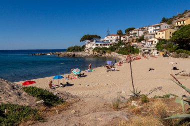 Seccheto, Elba Adası, Livorno İtalya Bölgesi - 11 Haziran 2022 Küçük Seccheto köyünün kumlu kumlu kumlu plajı.