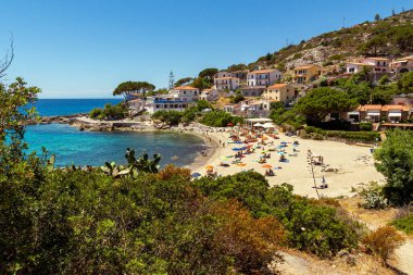 Seccheto, Elba Adası, Livorno İtalya Bölgesi - 11 Haziran 2022 Küçük Seccheto köyünün kumlu kumlu kumlu plajı.