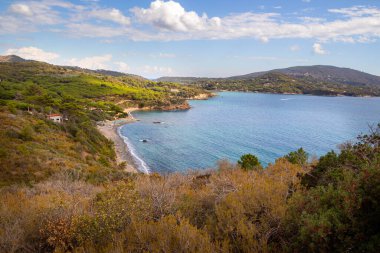 Norsi Sahili 'nin yüksek açılı manzarası var. İtalya' nın Elba Adası, Lacona yakınlarındaki Stella körfezinde yer alan uzun ve koyu kumlu bir kumsal.. 