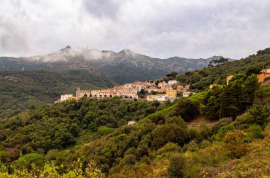 Küçük dağ köyü Marciana Alta Monte Capanne yakınlarındaki Elba Adası, İtalya. 