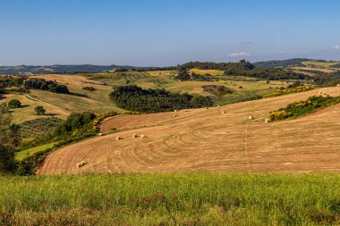 Yazın Volterra, İtalya yakınlarında tarımsal tarlaları olan Toskana tepeleri. Yüksek kalite fotoğraf