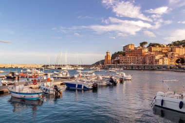 Rio Marina, Elba Adası, İtalya - 20 Eylül 2021 San Rocco kilisesi ile Rio Marina Limanı. Yüksek kalite fotoğraf