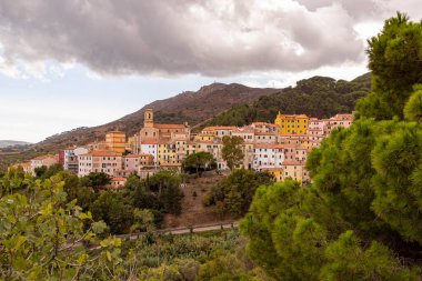 Küçük bir dağ köyü Rio nell Elba, Elba Adası, İtalya. 