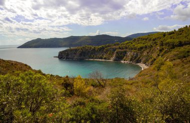 Acquarilli Sahili 'nin yüksek açılı manzarası, İtalya' nın Elba Adası, Stella Körfezi 'ndeki çıplaklar için karanlık bir kumsal.. 