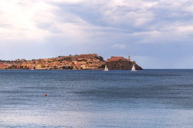 Magazzini Plajı 'ndan Portoferraio' nun ufuk çizgisi, Elba Adası, İtalya. 