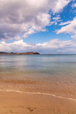 Magazzini Plajı 'ndan Portoferraio' nun ufuk çizgisi, Elba Adası, İtalya. 