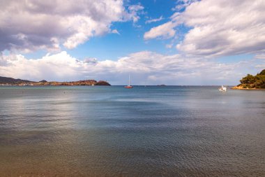 Magazzini Plajı 'ndan Portoferraio' nun ufuk çizgisi, Elba Adası, İtalya. 