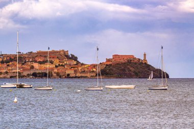 Magazzini Plajı 'ndan Portoferraio' nun ufuk çizgisi, Elba Adası, İtalya. 