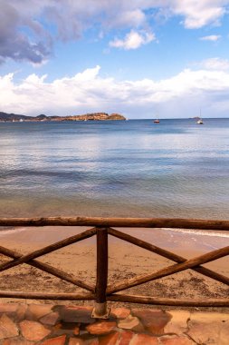 Magazzini Plajı 'ndan Portoferraio' nun ufuk çizgisi, Elba Adası, İtalya. 