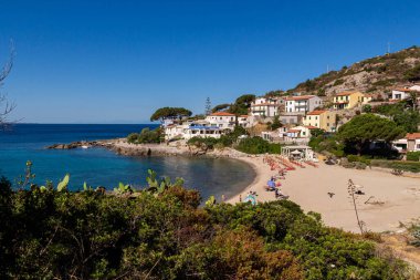 Seccheto, Elba Adası, Livorno İtalya Bölgesi - 11 Haziran 2022 Küçük Seccheto köyünün kumlu kumlu kumlu plajı.
