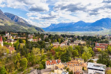 Merano, South Tyrol, İtalya 'nın ünlü yürüyüş patikasından Tappeinerweg' e bakın.. 