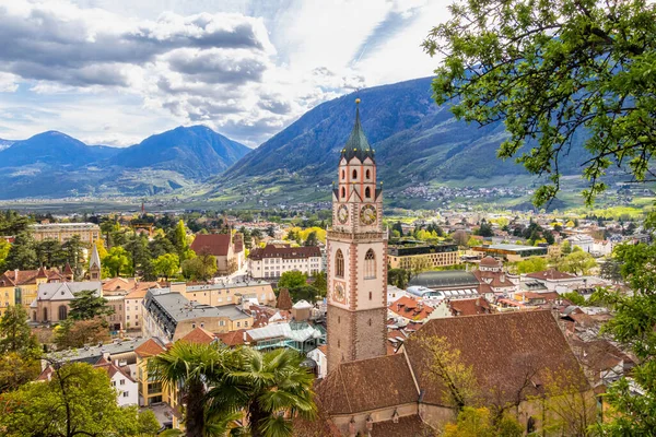 Merano, Güney Tyrol Katedrali Aziz Nikolaus ile birlikte Tappeinerweg 'deki ünlü yürüyüş patikasından manzarayı izleyin. 