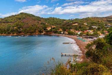 Bagnaia Sahili 'nin yüksek açılı manzarası, Portoferraio körfezinde yer alan karışık kum ve çakıl taşı plajı, Elba Adası, İtalya. 