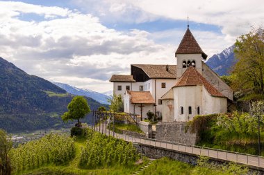 Dorf Tirol yakınlarındaki St. Peter kilisesine bakın, Güney Tyrol, İtalya . 