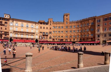 Siena, İtalya. 02 Haziran 2022. Turistler ünlü şehir meydanı Piazza del Campo 'da manzaranın keyfini çıkarıyorlar. Yüksek kalite fotoğraf