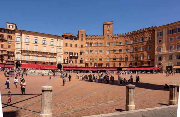 Siena Italia Junio 2022 Los Turistas Disfrutan Vista Famosa Plaza — Foto de Stock