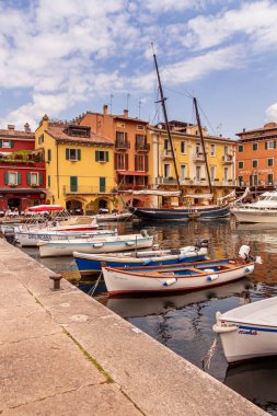 Malcesine, Garda Gölü, İtalya - 01 Haziran 2021 Malcesine Limanı 'ndaki renkli evler ve balıkçı tekneleri. 