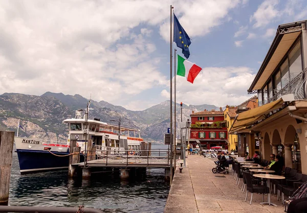 Malcesine, Garda Gölü, İtalya - 01 Haziran 2021 Malcesine Limanı 'nda denize açılmaya hazır. 