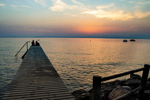 Cisano, Bardolino, Garda Gölü, İtalya 'dan gün batımında Lakeview.. 